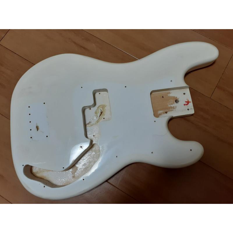 CORPO PARA BAIXO MODELO FENDER PRECISION BRANCO NO MESMO PADRÃO COM AS MESMAS MEDIDAS!!!