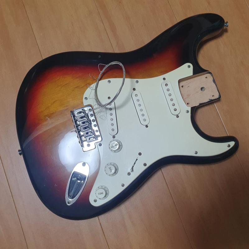 2 CORPOS DE GUITARRA MODELO FENDER STRATOCASTER COMPLETOS COM TUDO NAS MESMAS MEDIDAS PADRÃO!!!